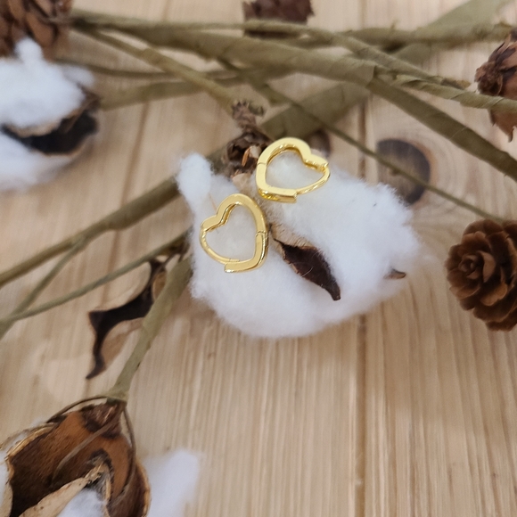 💛💛NEW💛💛SO CUTE!! Heart Huggie Hoop Earrings in GOLD Plating 💛💛 - Picture 10 of 16